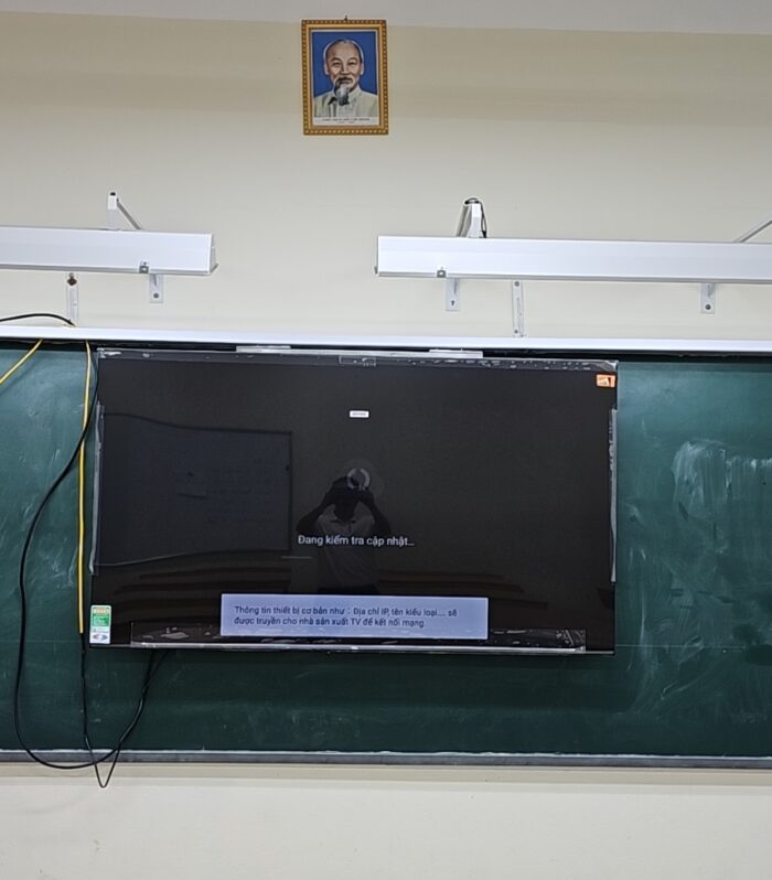 Giá treo trượt cho tivi chuyên cho lớp học